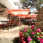 Отель Kapllani